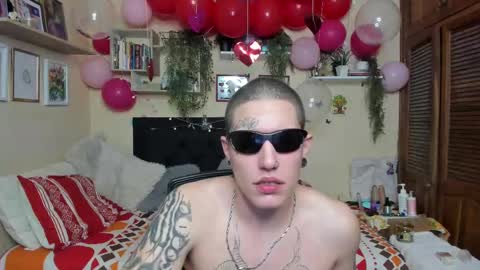 Snapshot of blondandtattooface chatting on February 15, 5:51 am blondandtattooface online show from February 15, 5:51 am