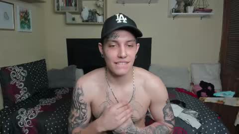 Snapshot of blondandtattooface chatting on March 11, 9:02 am blondandtattooface online show from March 11, 9:02 am