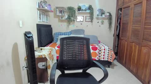 Snapshot of blondandtattooface chatting on January 27, 12:43 am blondandtattooface online show from January 27, 12:43 am