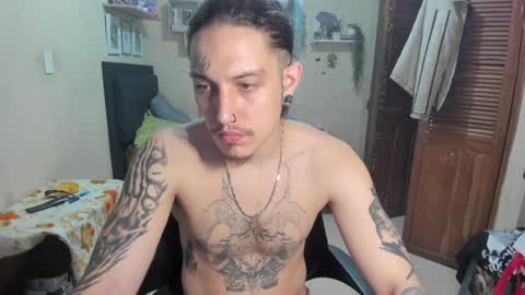 Snapshot of blondandtattooface chatting on January 29, 8:40 am blondandtattooface online show from January 29, 8:40 am