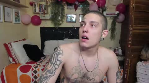 Snapshot of blondandtattooface chatting on February 16, 12:52 am blondandtattooface online show from February 16, 12:52 am
