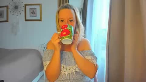 Snapshot of blonde_angel20 chatting on January 29, 10:05 am Nicole online show from January 29, 10:05 am