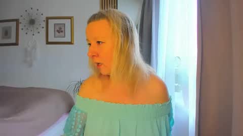 Snapshot of blonde_angel20 chatting on January 27, 9:44 am Nicole online show from January 27, 9:44 am