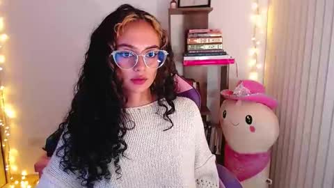 Snapshot of bluee_v chatting on September 18, 3:43 am Im Abril .. Nice to meet you thumb up me please its important INDEPENDENT MODEL online show from September 18, 3:43 am