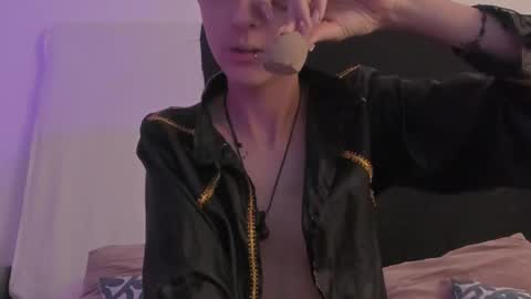 Snapshot of bonniecute_ chatting on March 8, 11:37 am online show from March 8, 11:37 am
