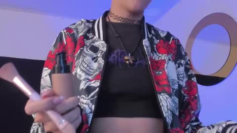 Snapshot of bonniecute_ chatting on March 1, 11:39 am online show from March 1, 11:39 am