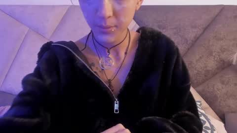 Snapshot of bonniecute_ chatting on March 5, 11:38 am online show from March 5, 11:38 am