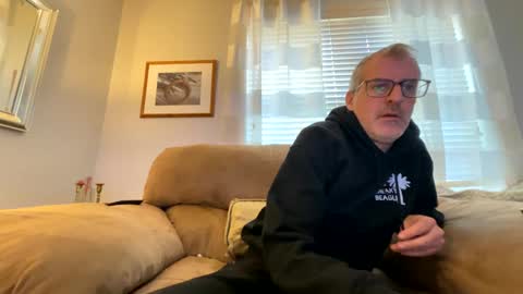 Snapshot of bruce_918 chatting on December 17, 3:38 pm Bruce online show from December 17, 3:38 pm