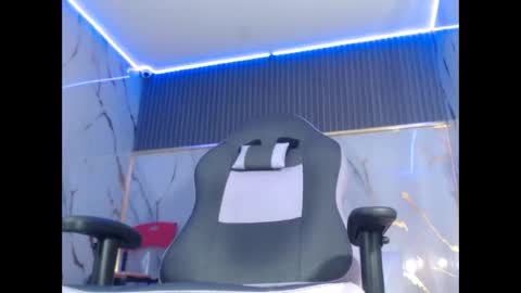 Snapshot of bull_cam chatting on September 16, 7:50 pm bull_cam online show from September 16, 7:50 pm