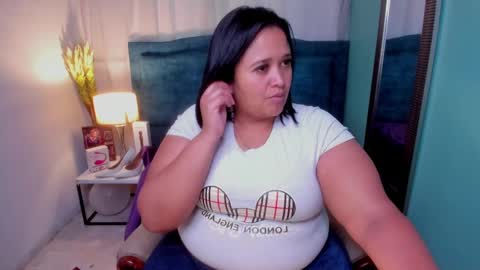 Snapshot of busty_juicy chatting on March 10, 11:55 am busty juicy online show from March 10, 11:55 am