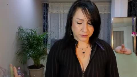 Snapshot of camil_milfdream chatting on March 5, 10:33 am Camil online show from March 5, 10:33 am