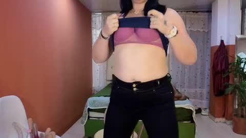 Snapshot of camil_milfdream chatting on September 13, 11:01 am Camil online show from September 13, 11:01 am