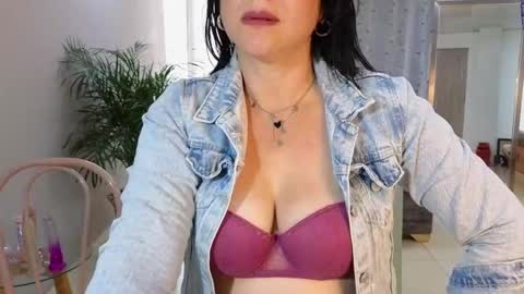 Snapshot of camil_milfdream chatting on March 10, 4:35 pm Camil online show from March 10, 4:35 pm