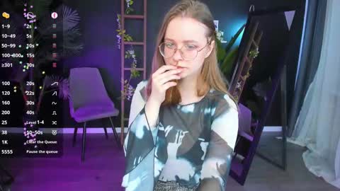 Snapshot of cassiecool chatting on February 25, 11:59 pm assie online show from February 25, 11:59 pm