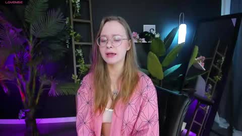 Snapshot of cassiecool chatting on February 21, 9:11 pm assie online show from February 21, 9:11 pm