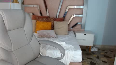 charlotte_colins1 online show from September 24, 1:40 pm
