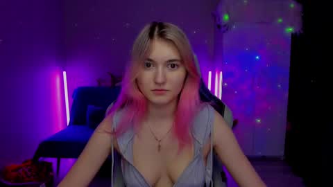 Snapshot of chatur_lady_ chatting on March 4, 2:53 pm Betty online show from March 4, 2:53 pm