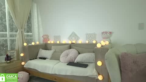 Snapshot of cheerrysweett chatting on January 18, 12:35 am Baby Cherry online show from January 18, 12:35 am