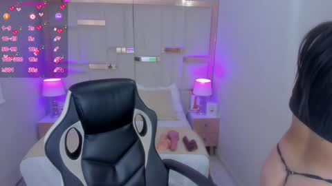 Chloe online show from February 6, 1:32 pm