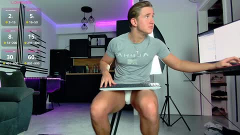 UPVOTE ME ------  ILL DO SOMETHING FOR FREE online show from February 8, 6:12 am