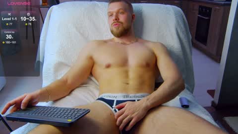 Snapshot of chrisx6m chatting on December 3, 5:28 pm chrisx6m online show from December 3, 5:28 pm