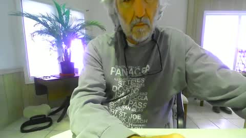 Snapshot of chuck354139 chatting on January 21, 6:12 pm chuck354139 online show from January 21, 6:12 pm
