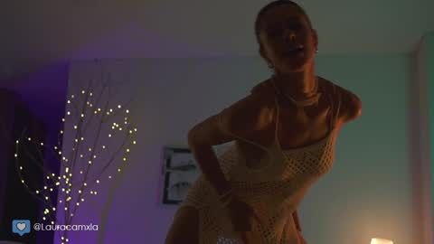 Snapshot of colouristic chatting on December 6, 2:08 am Laura online show from December 6, 2:08 am
