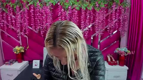 Snapshot of constansblonde chatting on January 7, 1:24 pm Constans online show from January 7, 1:24 pm