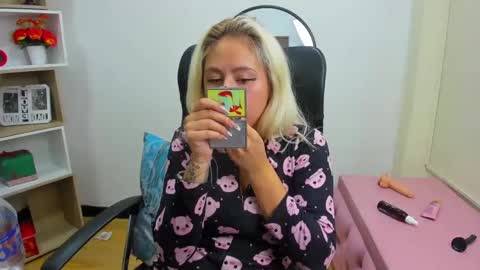 Snapshot of constansblonde chatting on January 9, 8:34 am Constans online show from January 9, 8:34 am