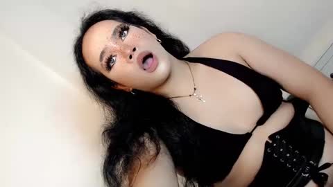Hot Ayisha online show from January 17, 7:05 pm
