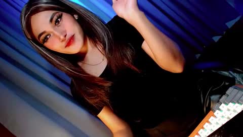 Snapshot of creamycum_celinexxx chatting on February 6, 12:00 am Celine online show from February 6, 12:00 am