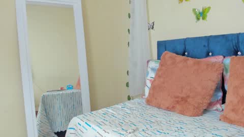 Snapshot of cristalwalker__ chatting on February 4, 3:47 pm cristal walker online show from February 4, 3:47 pm