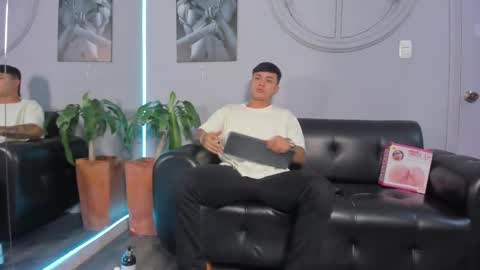 Snapshot of cristopher_strong chatting on January 24, 12:31 pm Cristopher online show from January 24, 12:31 pm