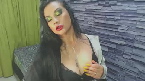 cruela_deviil online show from December 6, 6:22 pm