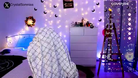 Sasha    Make me moan with patterns   good music here  online show from December 7, 6:54 pm