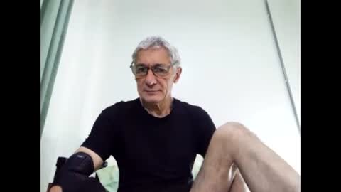 Snapshot of cucaio18 chatting on February 18, 2:05 am BIG UNCUT HARD COCK online show from February 18, 2:05 am