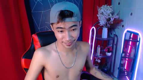 Snapshot of cumhavefun25 chatting on December 15, 10:47 pm ask me online show from December 15, 10:47 pm