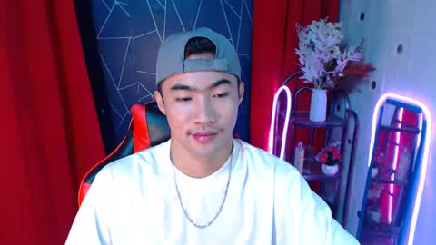 Snapshot of cumhavefun25 chatting on December 19, 6:56 pm ask me online show from December 19, 6:56 pm