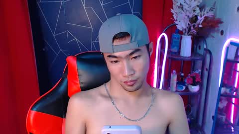 Snapshot of cumhavefun25 chatting on December 8, 8:36 pm ask me online show from December 8, 8:36 pm