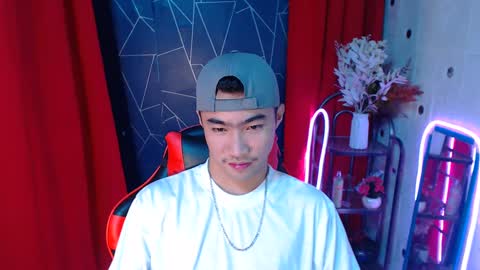 Snapshot of cumhavefun25 chatting on December 19, 3:19 pm ask me online show from December 19, 3:19 pm