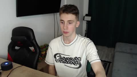 Snapshot of cute_brian chatting on February 18, 3:10 pm Im Brian online show from February 18, 3:10 pm