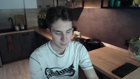 Snapshot of cute_brian chatting on December 6, 9:16 am Im Brian online show from December 6, 9:16 am