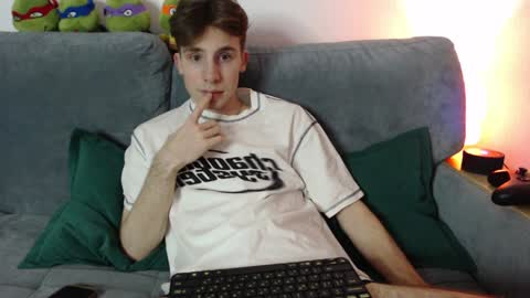 Snapshot of cute_brian chatting on January 24, 12:52 am Im Brian online show from January 24, 12:52 am