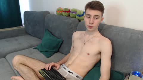 Snapshot of cute_brian chatting on February 25, 6:14 am Im Brian online show from February 25, 6:14 am