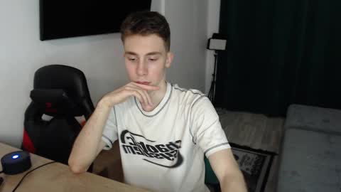 Snapshot of cute_brian chatting on February 18, 6:15 pm Im Brian online show from February 18, 6:15 pm