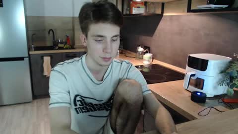 Snapshot of cute_brian chatting on February 9, 9:06 pm Im Brian online show from February 9, 9:06 pm