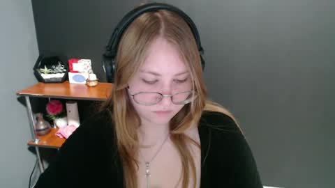 Snapshot of cute_minx chatting on January 8, 11:32 am Veronica online show from January 8, 11:32 am