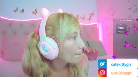 Snapshot of cuteee_kitty chatting on February 4, 12:29 am Kitty online show from February 4, 12:29 am