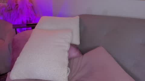 Snapshot of cutte_hanna18 chatting on February 8, 3:30 am Hannah online show from February 8, 3:30 am