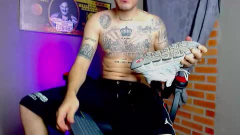 Snapshot of daniel_tattooed_smoker chatting on February 9, 2:06 am DANIEL online show from February 9, 2:06 am